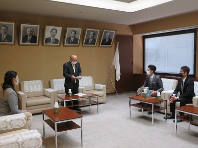 写真：挨拶する副議長