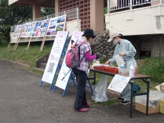 イベント会場の様子、ハイキングを終えた方がプレゼント交換をしている