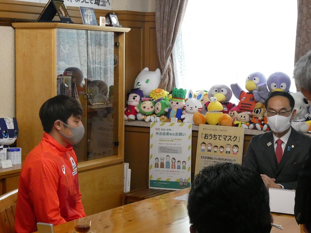 瀬戸大也選手と知事の歓談の様子