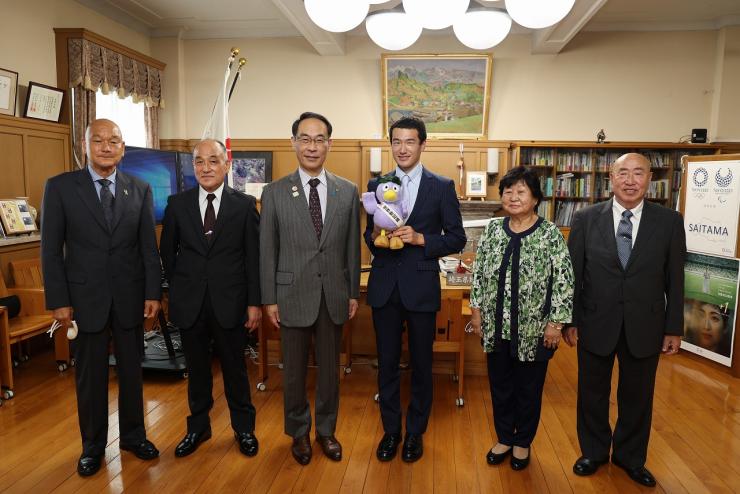 森田選手と知事らの集合写真