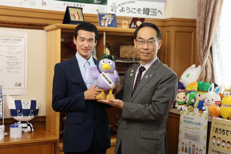 森田選手と知事の2ショット写真