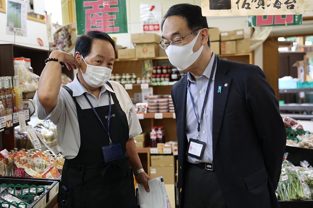 大野知事が新しい村を訪問している様子