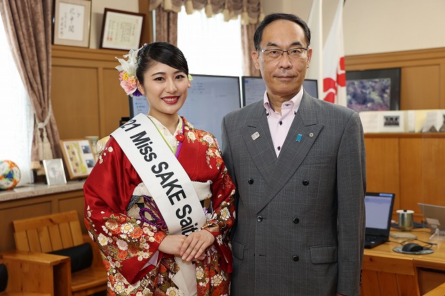 「2021 Miss SAKE 埼玉」の阿久沢 莉良(あくざわ りら）さんと知事の2ショット写真