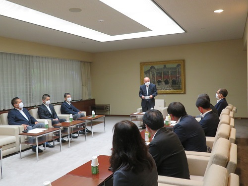 写真：表敬訪問の様子