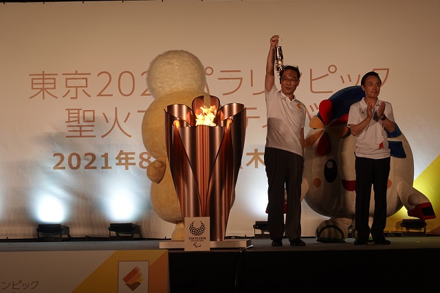 東京2020パラリンピック聖火フェスティバル出立式に出席する大野知事2