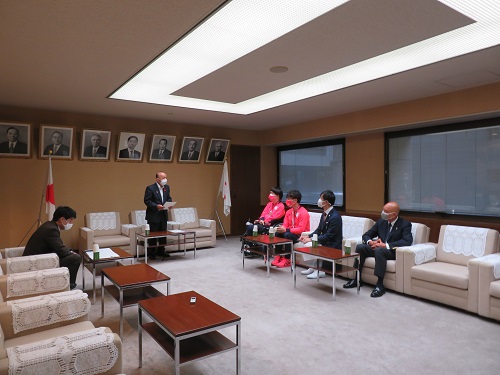 写真：表敬訪問の様子