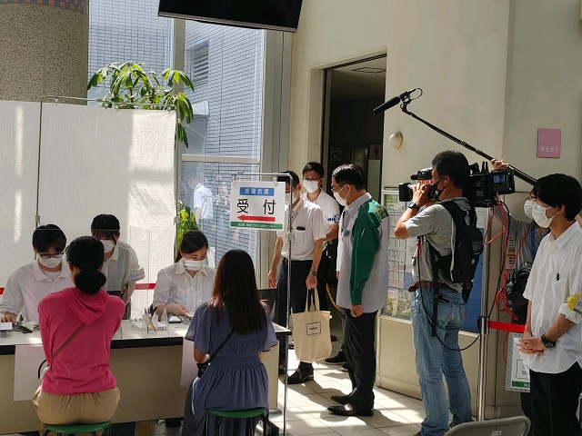 埼玉県東部ワクチン接種センターを視察する大野知事