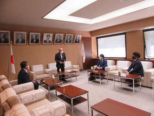 写真：表敬訪問の様子