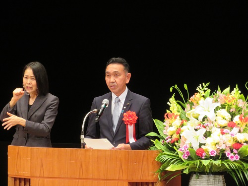 写真：祝辞を述べる議長