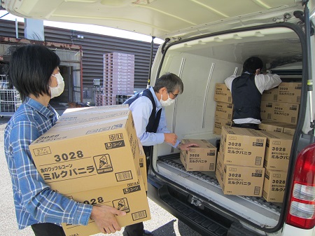 輸送車への寄贈品の積み替えの写真