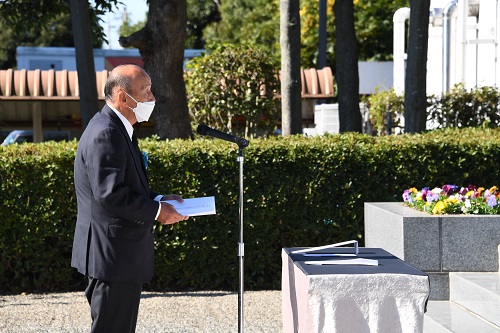 写真：追悼の言葉を述べる副議長