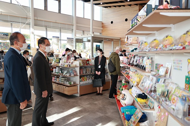 所沢市観光情報・物産館よっとこを訪問している様子