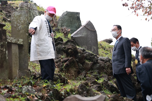 知事が田子山富士保存会を訪問している様子