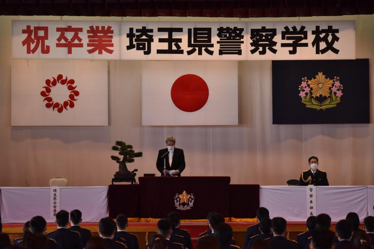 祝辞を述べる平本委員