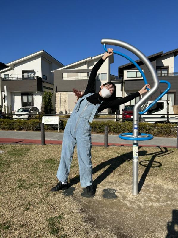 美園台公園でストレッチをする松井咲子さん