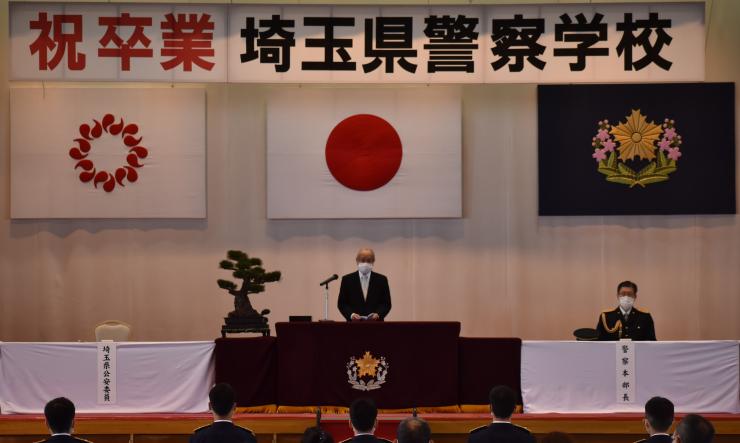 祝辞を述べる塩川委員