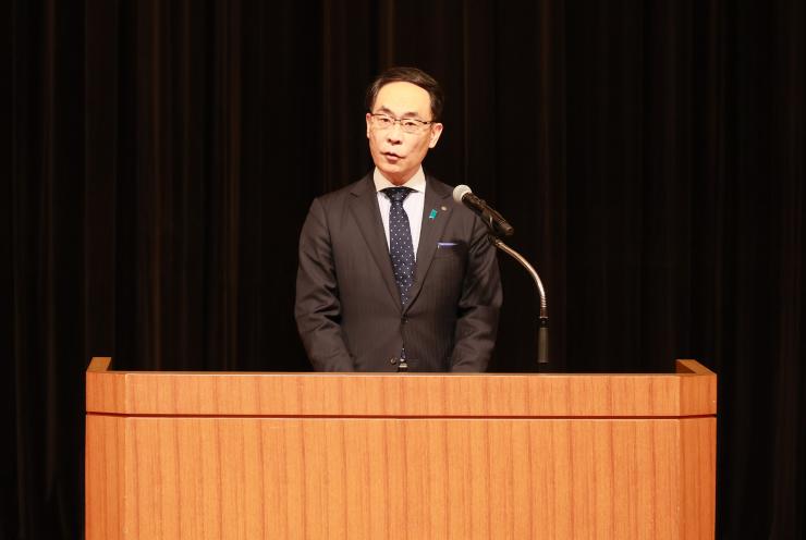 令和4年度新規採用職員就任式でスピーチをする大野知事