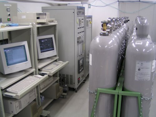 二酸化炭素濃度観測装置兼標準ガス濃度較正装置の写真