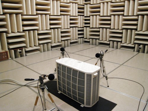 音響実験室（無響室）での測定の様子
