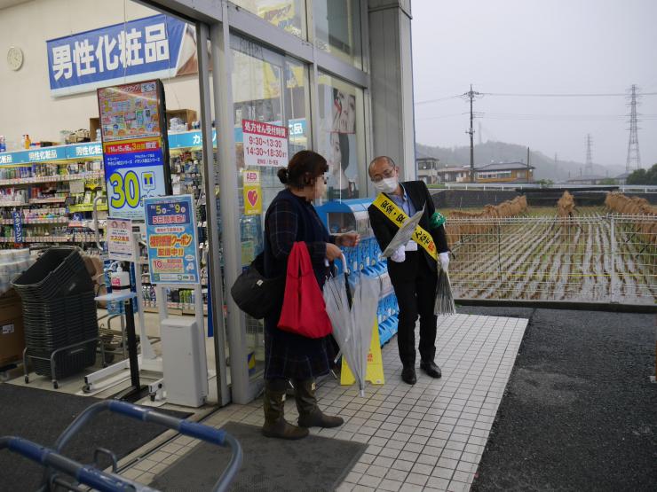 県職員ウエルシアにて啓発活動中