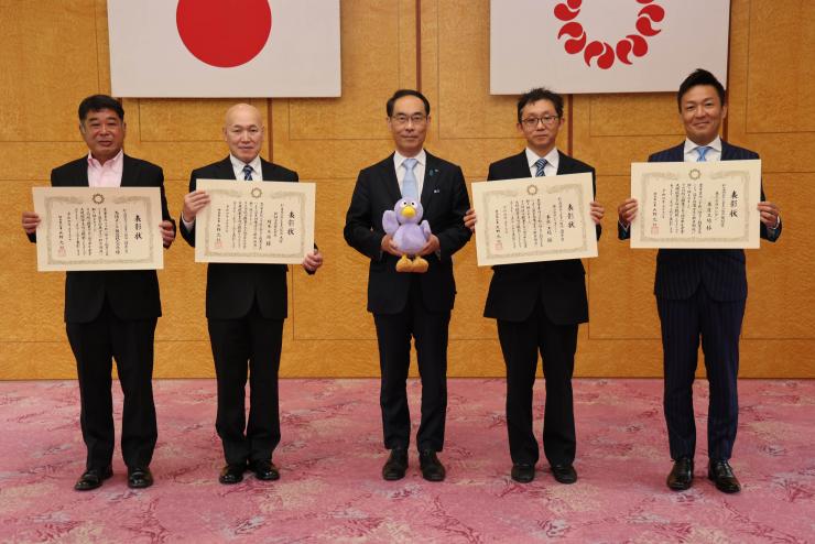 埼玉中小企業CO2削減対象表彰式で記念撮影をする知事