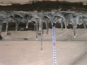 歩道橋の下にできた酸性雨のつららの様子