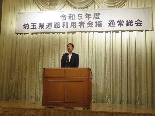 写真：祝辞を述べる議長