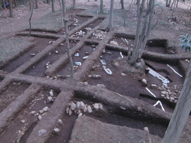 崇徳寺跡南墓域で発掘された板碑列（毛呂山町教育委員会提供）