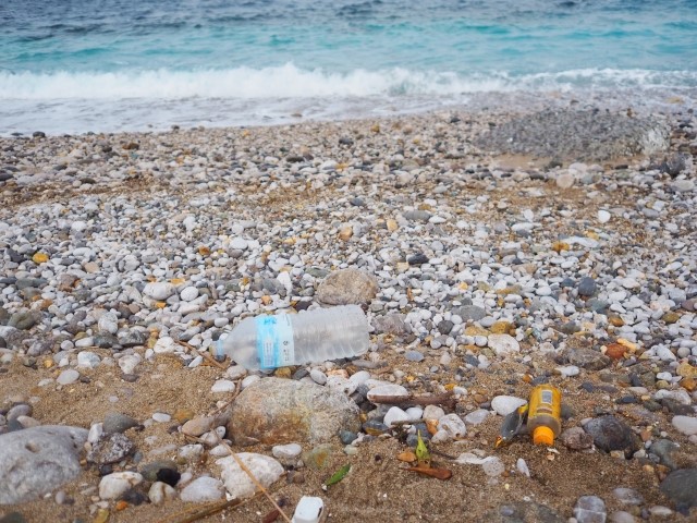 海に漂うゴミの画像