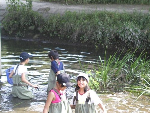 イベント時に子供が川で遊ぶ様子の写真