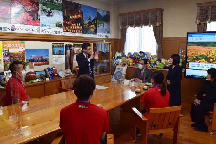 第24回夏季デフリンピック競技大会出場選手と対談する知事