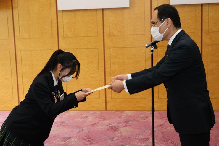 青少年交換留学生表敬訪問で委嘱状を渡す知事