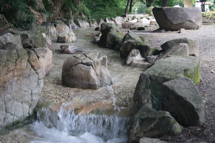 勢いよく流れる冷たい水