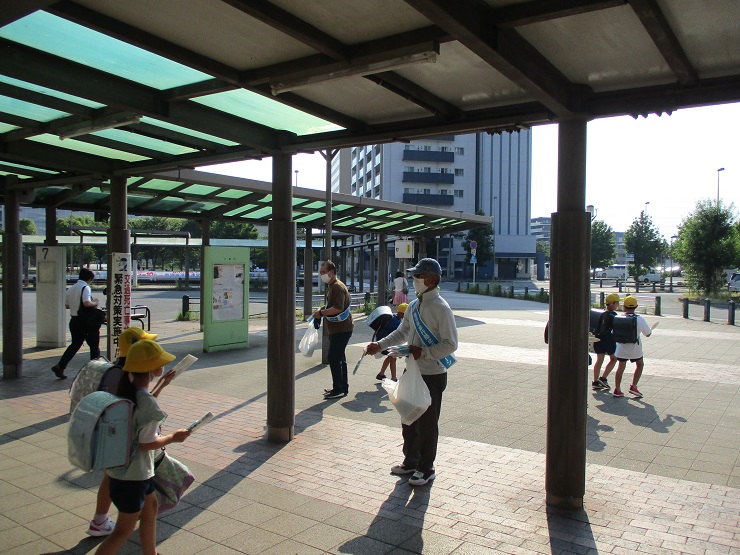 三郷中央駅での非行防止キャンペーンの様子