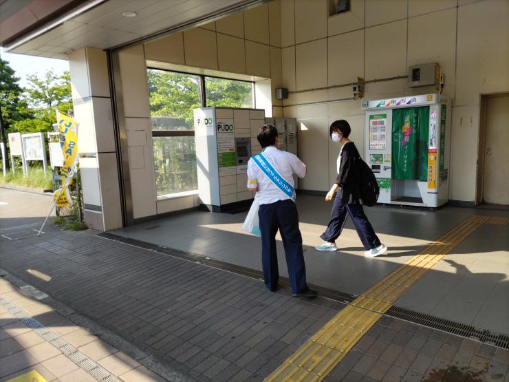新三郷駅で啓発用のチラシを配布する様子