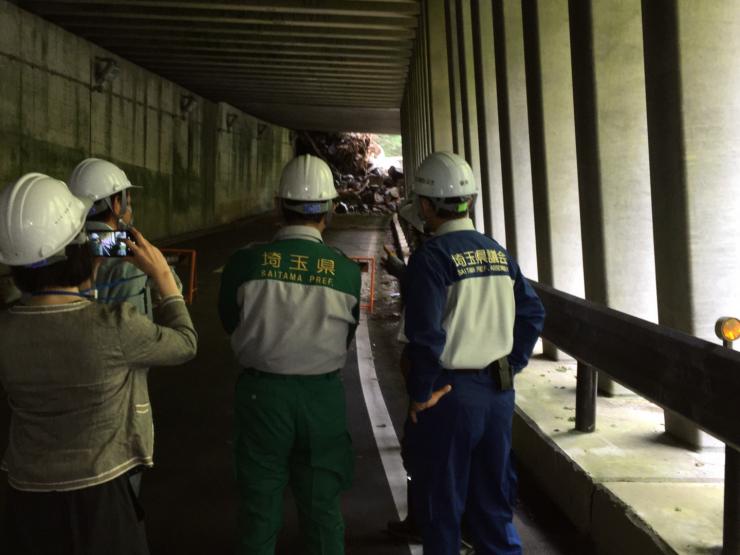 県道中津川三峰口停車場線土砂崩落現場視察を行う知事1