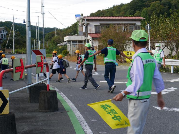 児童横断のため誘導する隊員