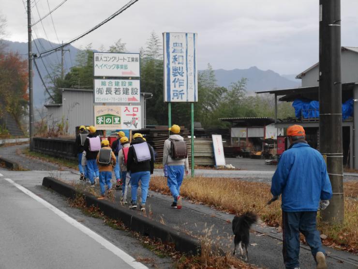 道沿いの会社通過