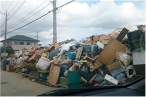 写真：空き地に集積された災害廃棄物
