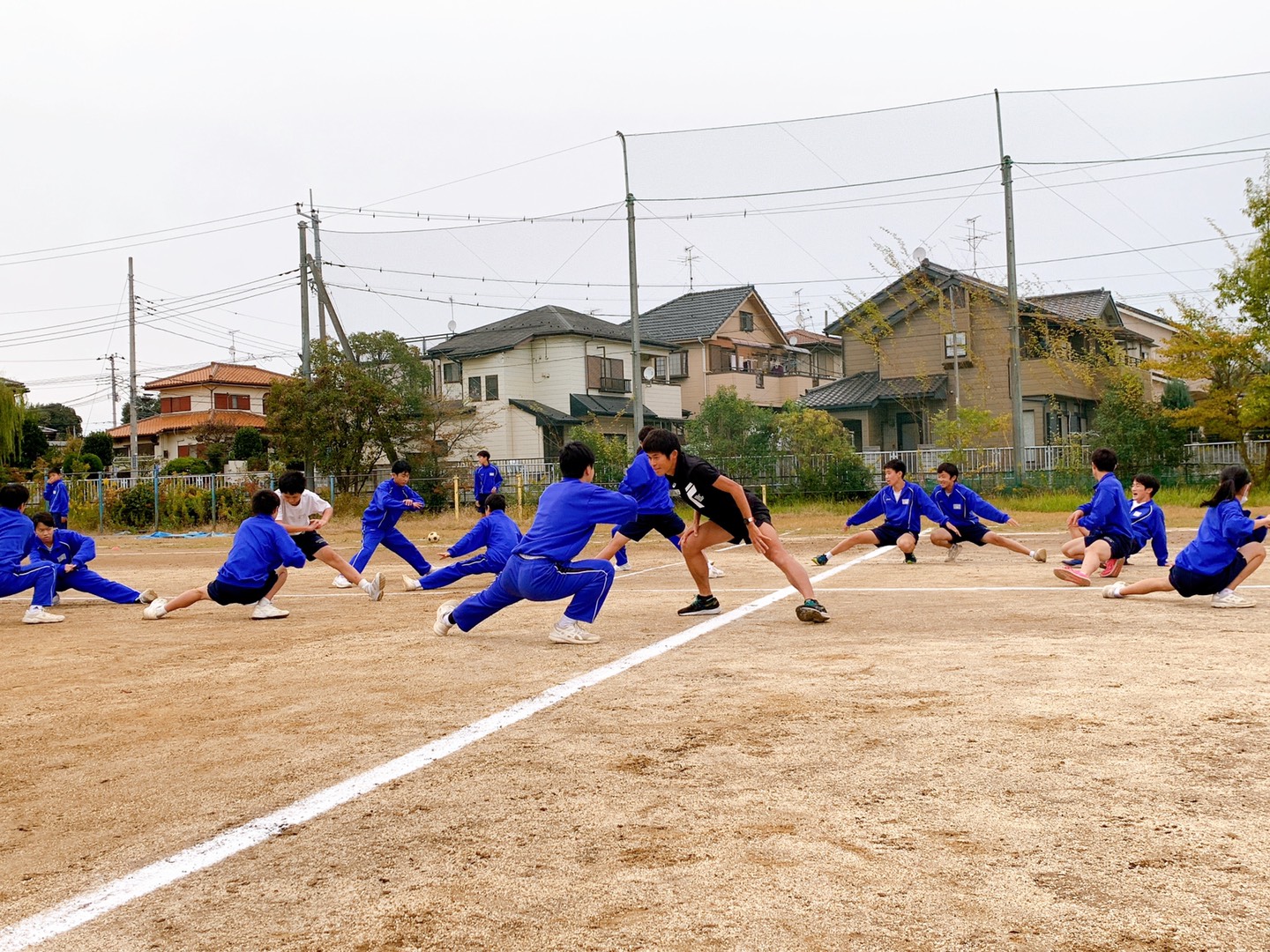 川内選手と蓮田市立蓮田南中学校の生徒がグラウンドで交流する写真