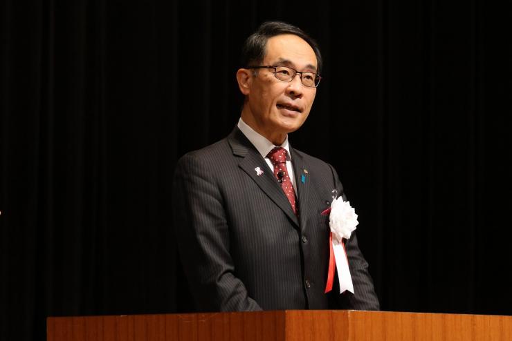 県民の日記念式典で挨拶する知事