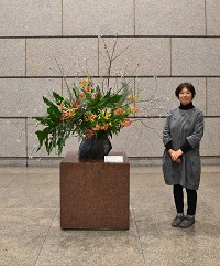 生花と作者の写真