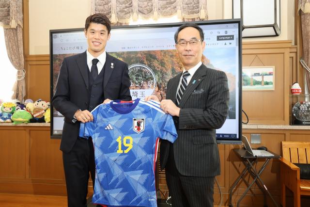 浦和レッズ所属FIFAワールドカップカタール2022日本代表選手表敬訪問で記念撮影する知事