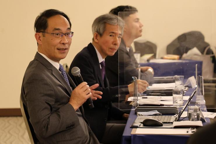 埼玉県孤独・孤立対策官民連携プラットフォームキックオフイベントで歓談する知事
