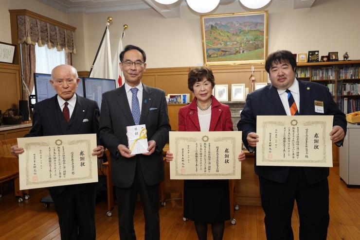 シラコバト基金への寄附（2月10日）に対する感謝状贈呈式で記念撮影する知事