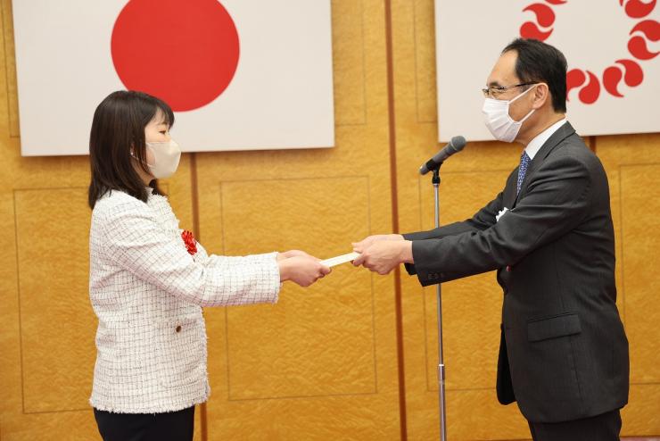 令和4年度埼玉グローバル賞表彰式で表彰する知事