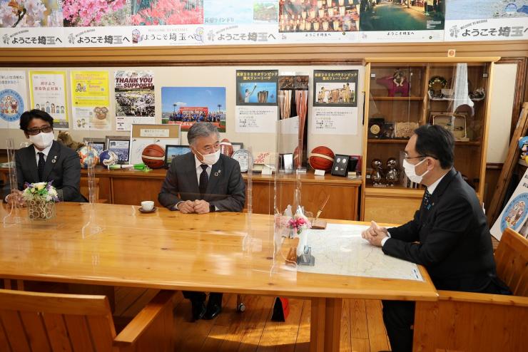 浦和レッズ表敬訪問で歓談する知事