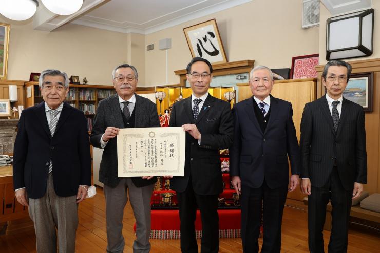 埼玉県NPO基金感謝状贈呈式（2月15日）で記念撮影する知事