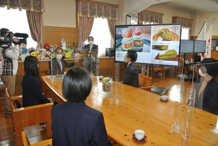 狭山茶スイーツレシピコンテスト2022表彰式で歓談する知事