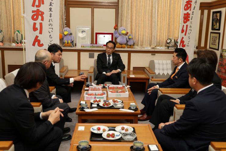 養液いちご研究会表敬訪問で歓談する知事